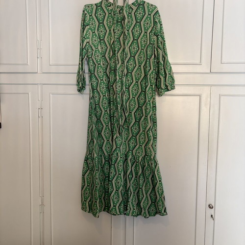Geometric midi dress with neckline and ruffle hem