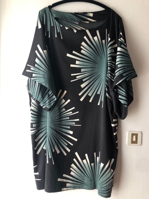 Boxy dress Vero Moda used, black with Japanese patterns M/L