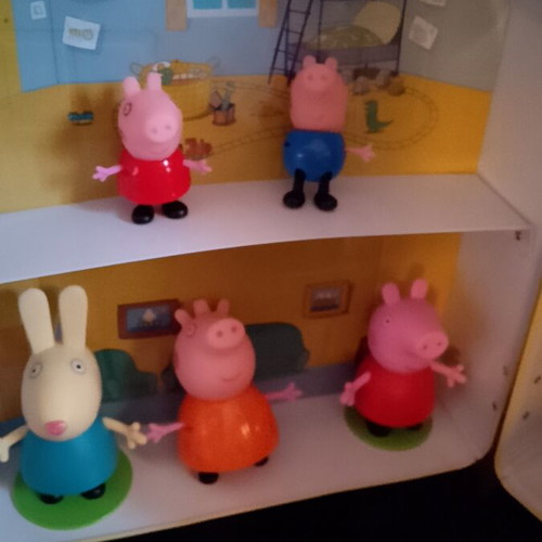 Peppa Pig metal playhouse suitcase with 8 character figures