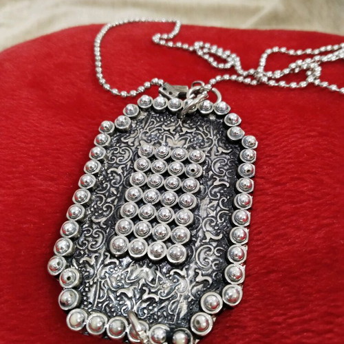 Luxury pendant like new, 44 cm chain length, silver color