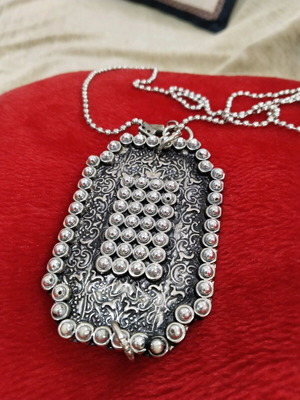Luxury pendant like new, 44 cm chain length, silver color