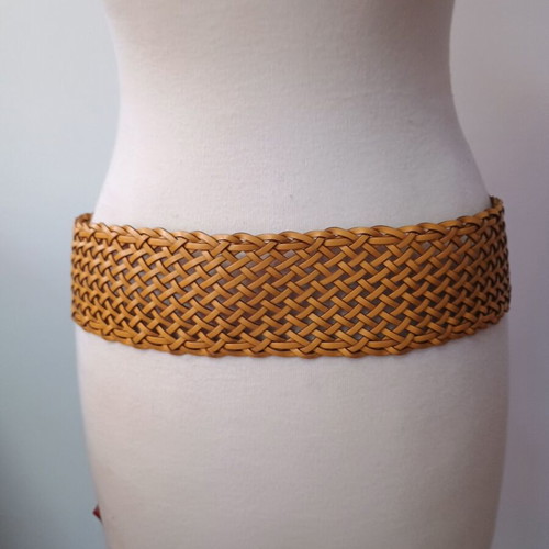 Women's belt mustard with silver details like new, adjustable
