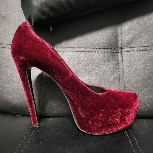 I Love Sandals velvet pumps like new, size 40, red