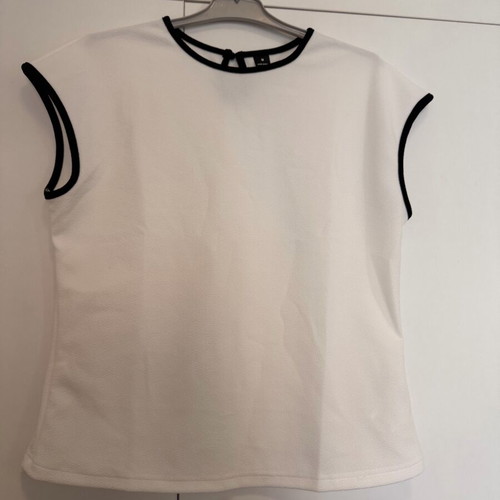 Basic black and white t-shirt new, size medium