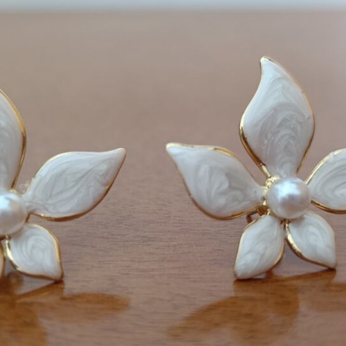Flower earrings with pearl and white enamel like new