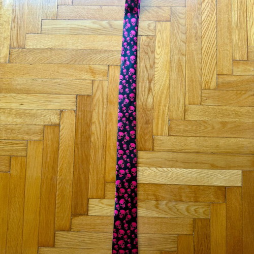 Tie with pink skull pattern, like new
