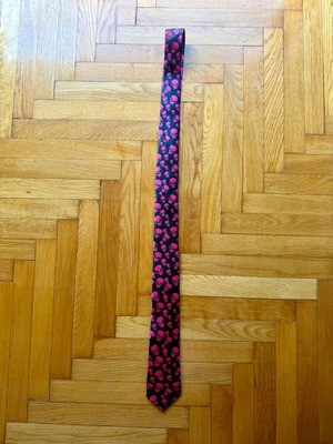 Tie with pink skull pattern, like new