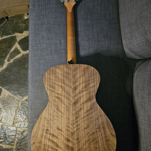 Taylor Academy E guitar with Elixir phosphor 12 strings, like new