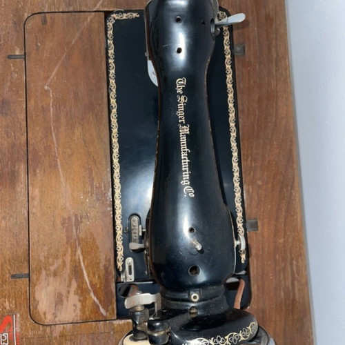 Singer sewing machine new condition, collectible