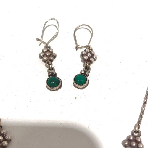 Silver 925 jewelry set used with earrings and necklace with malachite stones