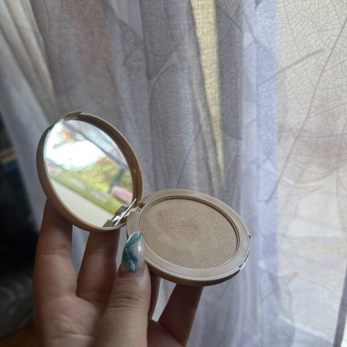 W7 Glowcomotion shimmer highlighter eyeshadow used