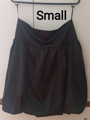 Small M&F fashion skirt like new, black, satin texture, size S