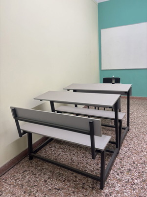 School desks like new, 8 with backrest and 7 without