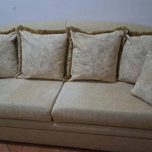 Three-seater sofa with 6 cushions