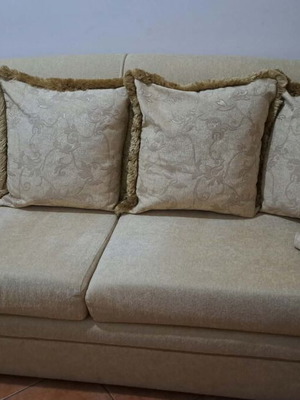Three-seater sofa with 6 cushions