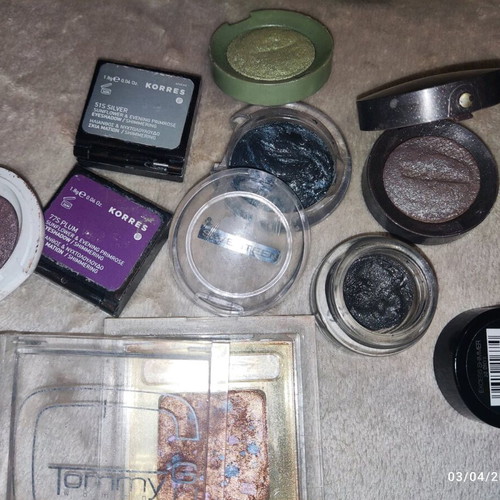 Set of branded eyeshadows used, complete package