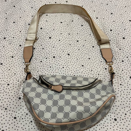 Crossbody bag like new, banana style, white and gray