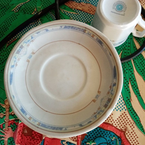 Coffee Cups set of 6 like new, white with light design