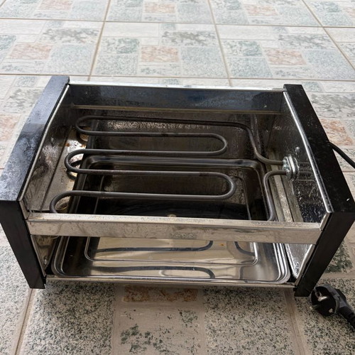 Small electric grill like new for indoor and outdoor use