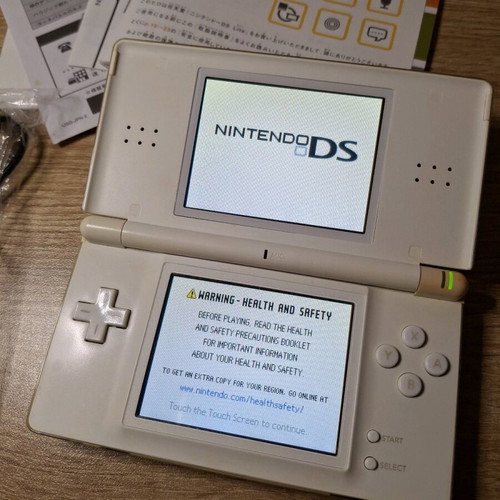 Nintendo DS Lite бял като нов с пълна кутия