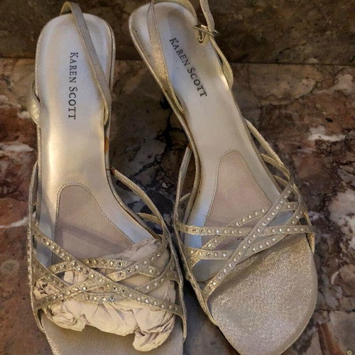 Women's shoe like new with heel and strap