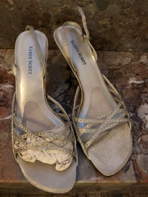 Women's shoe like new with heel and strap