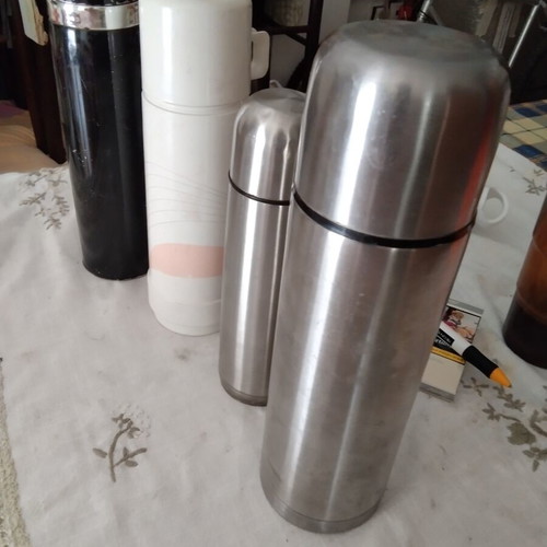 Shaker set with 5 pieces, jug and 5 thermoses