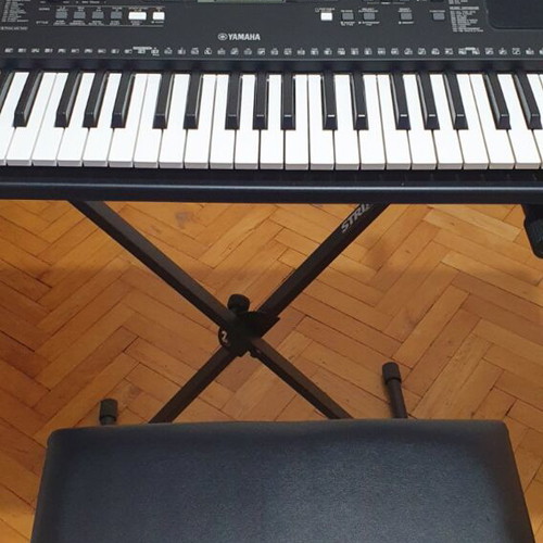 Yamaha PSR-E363 Keyboard with Stand, Music Rest and Bench like new