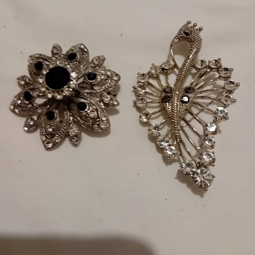 Vintage brooches pack of two like new