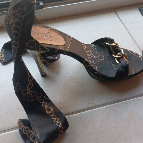 Guess by Marciano pumps size 38 used, black and gold