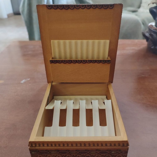 Wooden cigarette case like new, practical and elegant