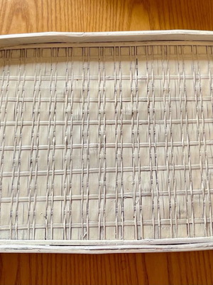Λευκός ψάθινος δίσκος σερβιρίσματος μεταχειρισμένος, διαστάσεων 48x31cm