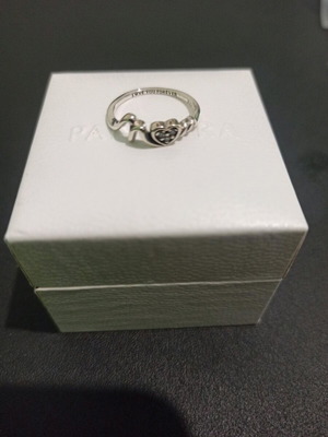 Pandora Mom ring like new, white and gray