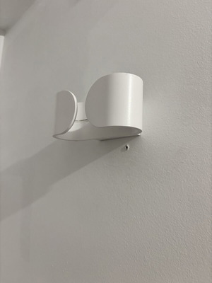 White metal wall lights set of 4 like new