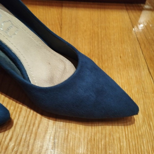 Smart blue suede pumps with medium thick heel like new