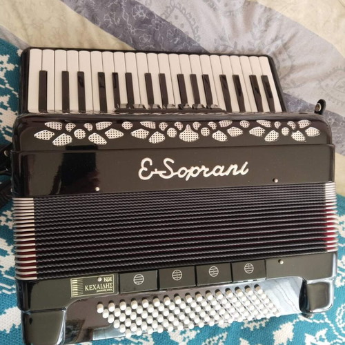 Piano-Accordion like new, 41 keys, 120 basses, black glossy
