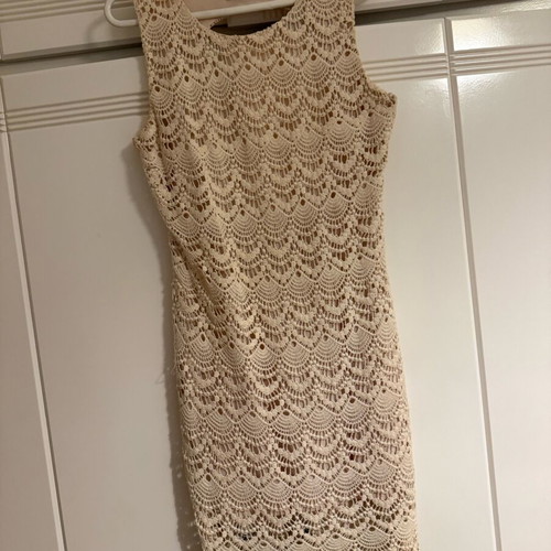 Sleeveless lace dress like new, cream, size s-m