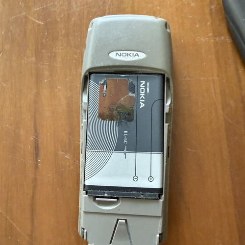 Nokia 2300 mobile phone with charger and headphones