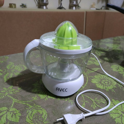 Avec electric juicer like new, 25 Watt, 700 mL