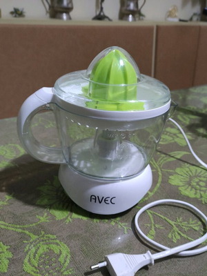 Avec electric juicer like new, 25 Watt, 700 mL