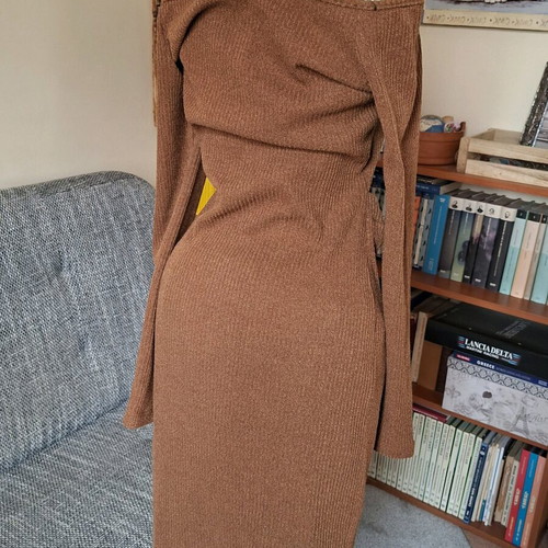 Elastic dress like new, brown with open shoulders and waist cutout