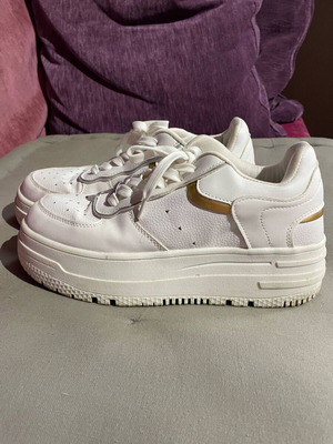Bershka athletic shoes like new, size 39, white and gold