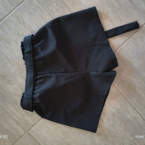 Black high-waisted shorts like new with belt, size M