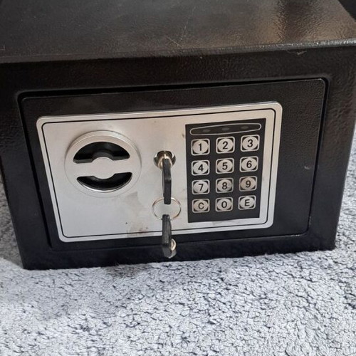 Mini safe with 2 key sets and 4 AA batteries, like new