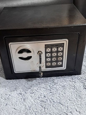 Mini safe with 2 key sets and 4 AA batteries, like new