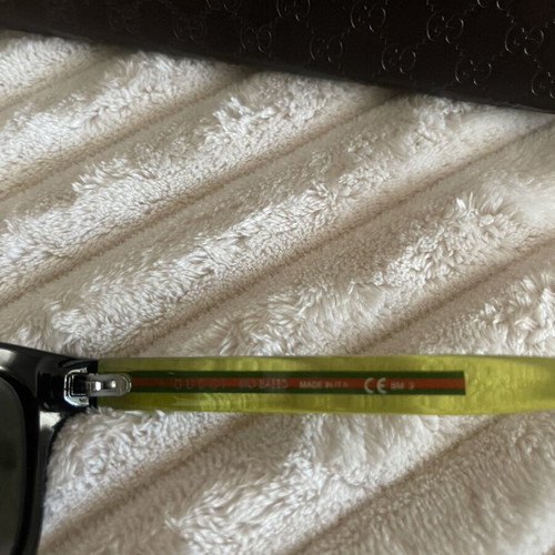Gucci sunglasses unisex with green mirror lenses and black frame like new