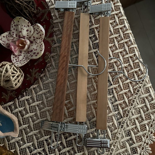 Skirt hangers like new