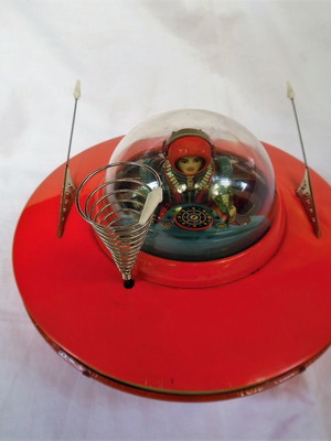 Japanese tin space toy from 1950s in very good condition