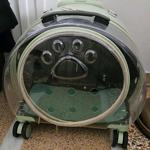 Pet carrier trolley like new with wheels and ventilation
