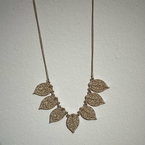 Rose gold necklace like new with leaf details